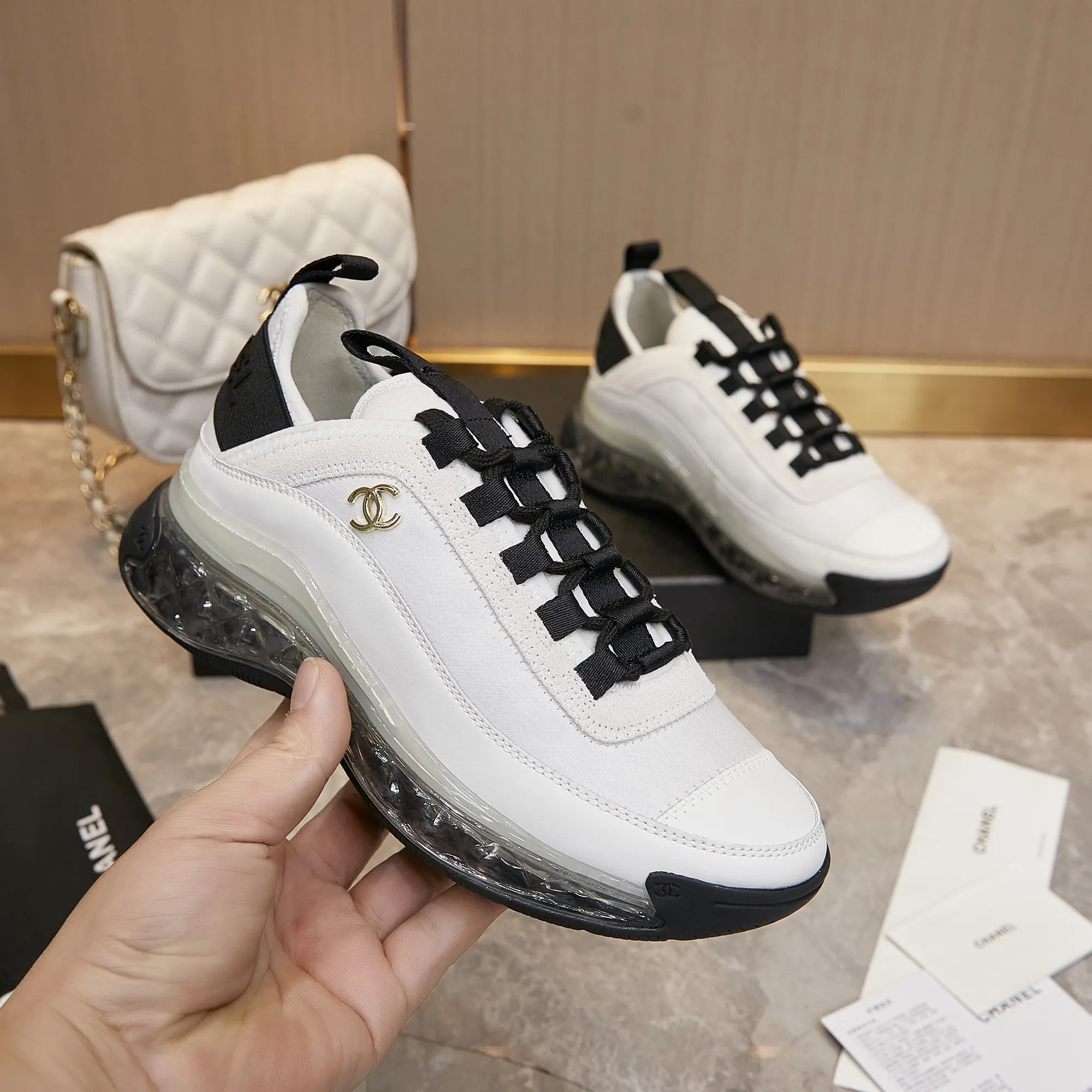 Men's men's shoes pP580! Chanel Chanel - 2024 counter top casual sneakers This classic design; the upper is made of various craftsmanship styles; the outsole is fashionable and sporty; the outsole is fashionable and sporty; the extraordinary inclusion of a variety of color matching elements... The diversified mix and match is very beautiful and versatile, casual, fashionable, sports and outdoor can be taken into account... ꫛꫀꪝ Go➫ Materials: ❶Upper made of: original imported cowhide ❷Inside made of: original imported breathable sheepskin ❸Outsole is based on: Original TPU air cushion outsole. Full set of boutique packaging for women 35–41 and men 39–45.